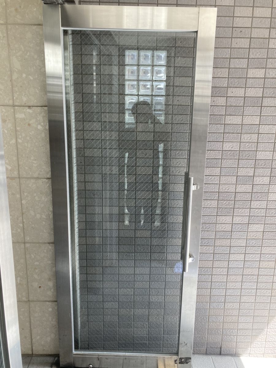 大阪市中央区エントランス扉の透明菱ワイヤー6.8mm厚ガラスが割れている施工前の様子