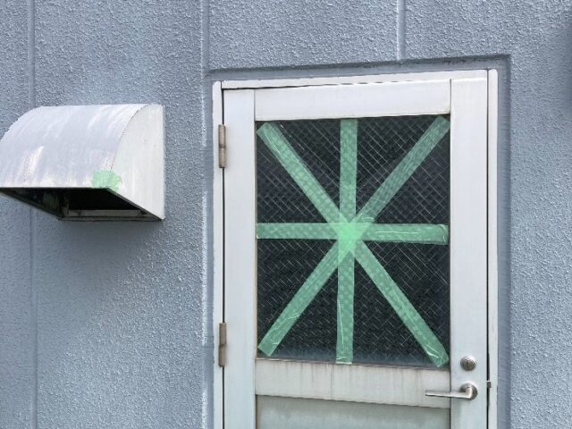 屋上勝手口のかすみヒシワイヤー入りガラス交換｜福岡県の施工写真