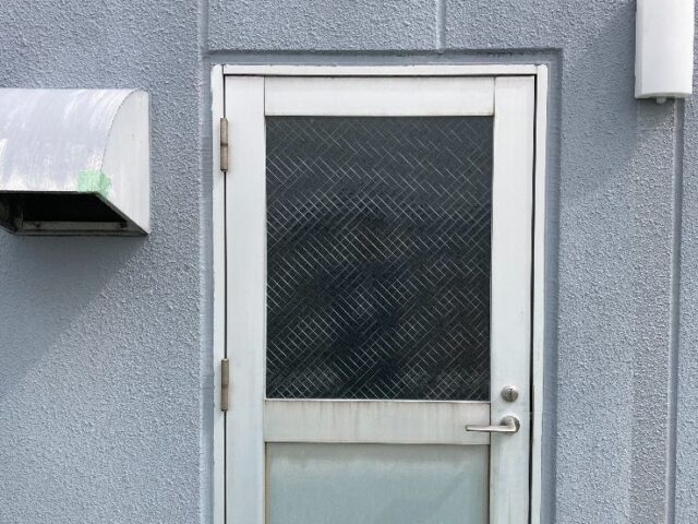 屋上勝手口のかすみヒシワイヤー入りガラス交換｜福岡県の施工写真