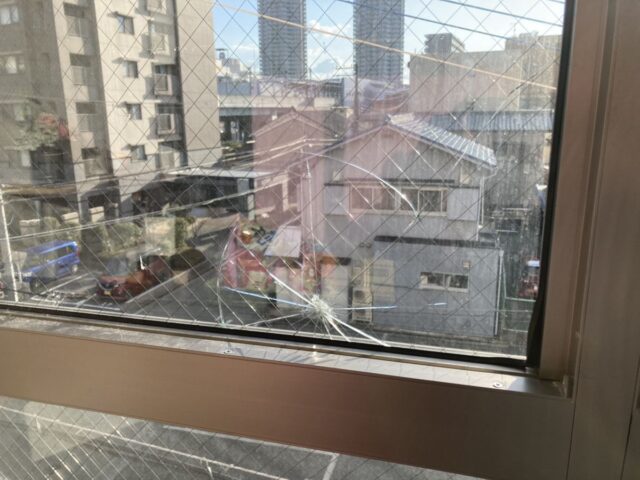 掃出し窓の透明ワイヤー入りガラス交換|大阪府(2)の施工写真