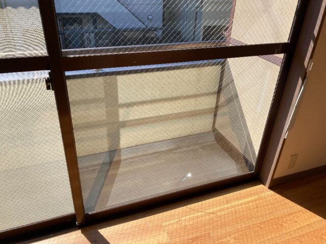 ベランダ掃出し窓の透明菱ワイヤーガラス交換|福岡県の施工写真