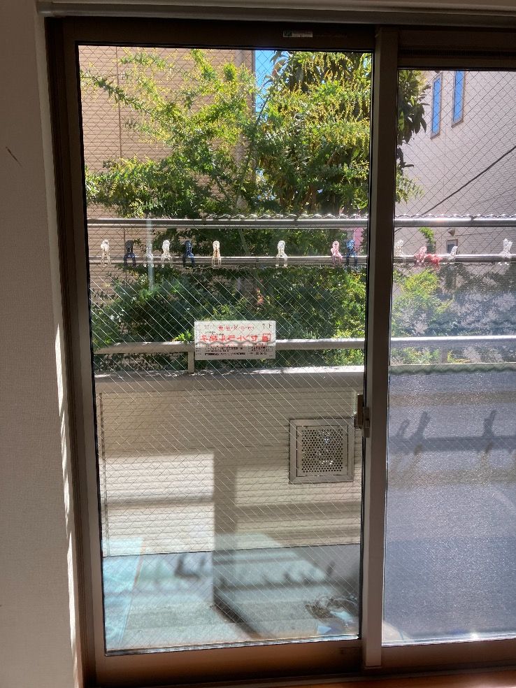 ベランダ掃出し窓に断熱ペアガラス LOW-Eグリーン3㎜厚ガラス+空気層9㎜厚+透明菱ワイヤー入りガラス6.8㎜厚を入れ替えた施工後の様子