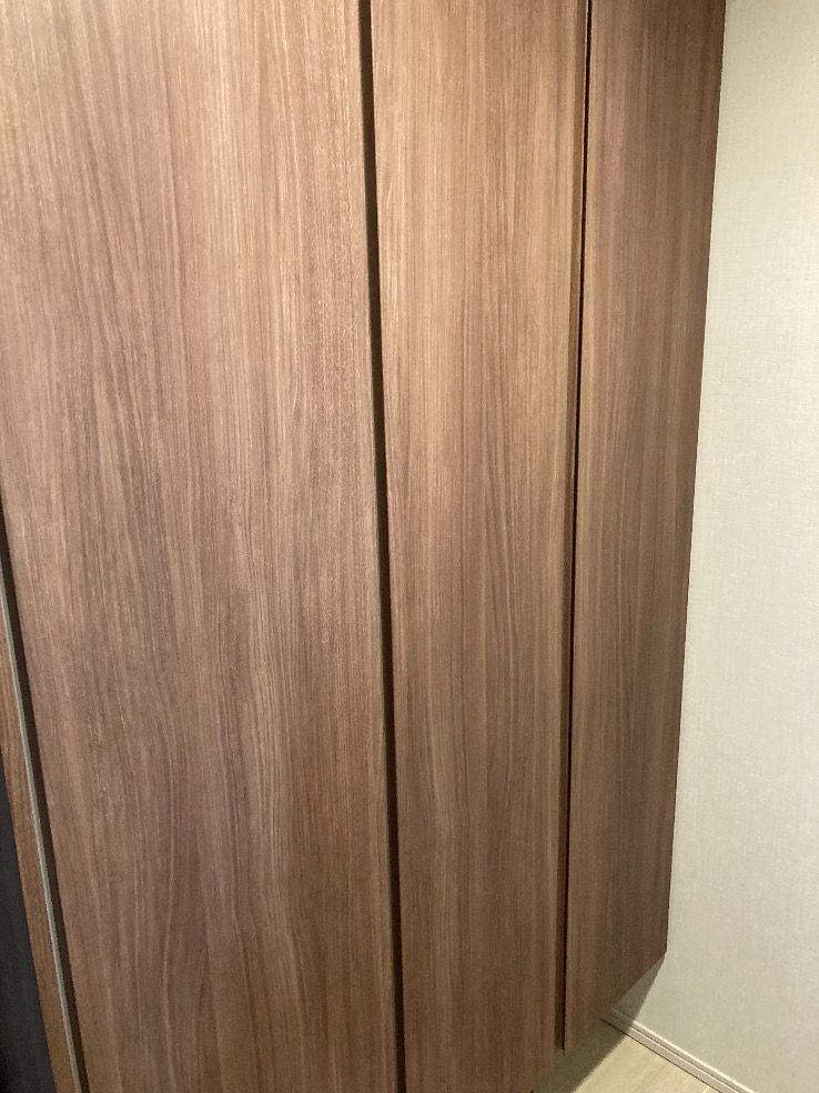 玄関シューズボックス姿見のM3ミエミラー (オーダーミラー5㎜厚) 四方糸面フチ磨き加工が割れている施工前の様子