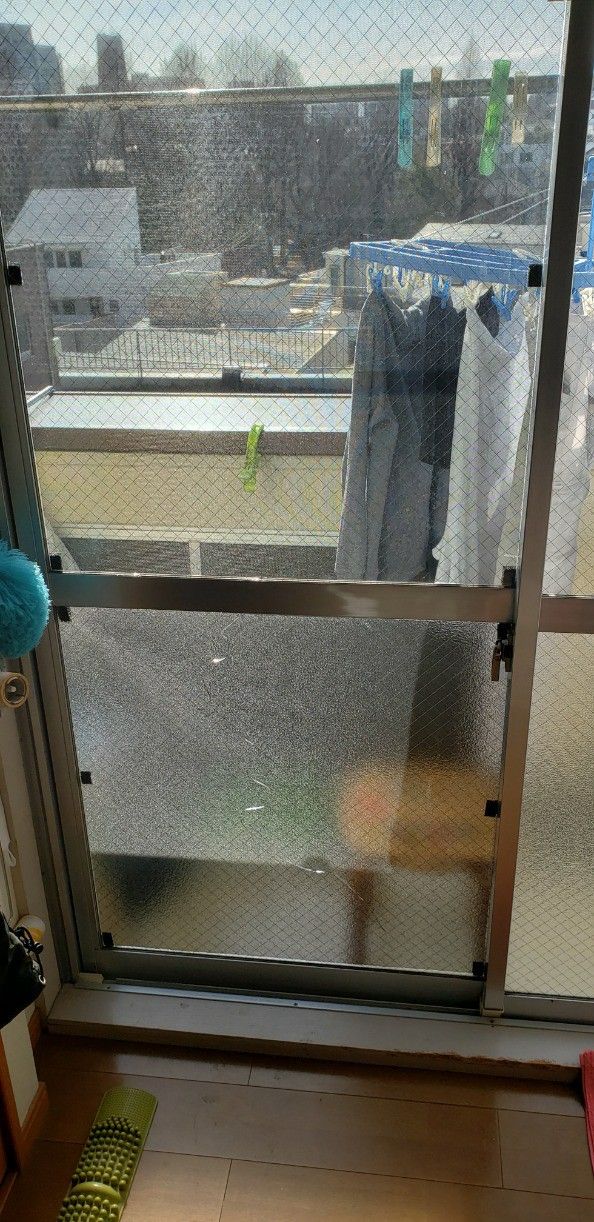 文京区ベランダ掃き出し窓の霞菱ワイヤーが割れている施工前の様子