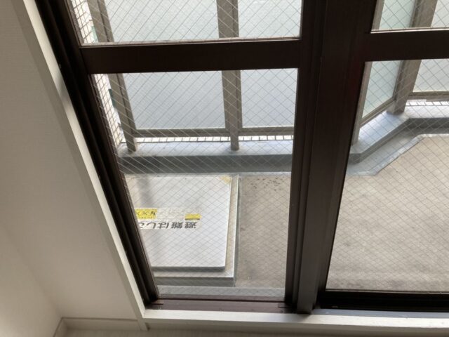 掃出し窓横FIXの透明ワイヤー入りガラス交換｜大阪府の施工写真