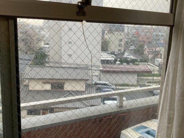 ベランダ掃き出し窓の透明菱ワイヤー交換｜江戸川区の施工写真
