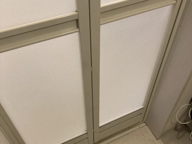 浴室中折れドアのアクリル交換|大阪市住吉区の施工写真