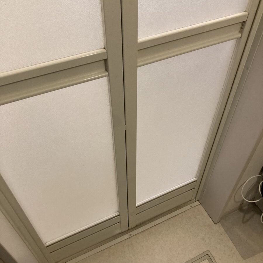 浴室中折れドアのアクリル交換｜大阪市住吉区の施工写真