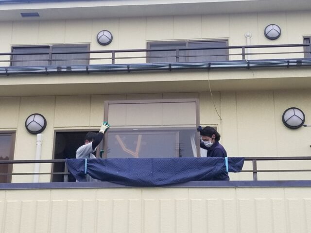 マンションのベランダ掃き出し窓のガラス交換｜大阪市生野区の施工写真
