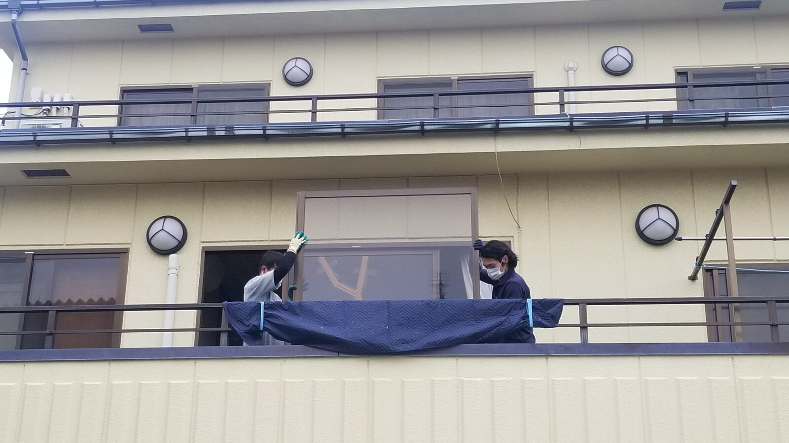 マンションのベランダ掃き出し窓のガラス交換｜大阪市生野区の施工写真
