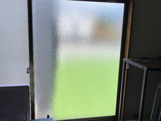 台風の飛来物で割れた腰窓を交換、鍵の調整もあわせて｜福岡県古賀市の施工写真