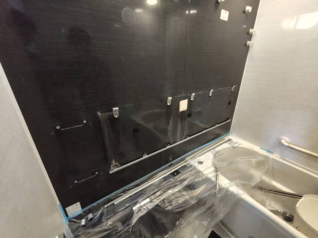 宮前区の浴室で、古い鏡を外したあとの壁