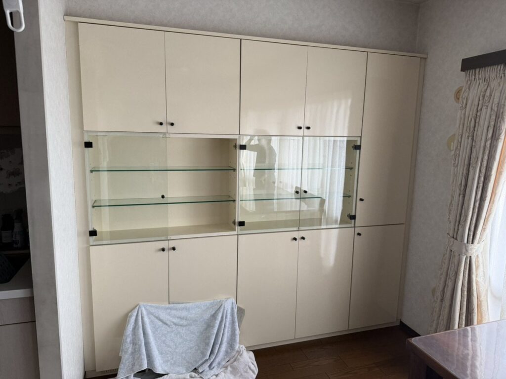 座間市のリビングの飾り棚の施工前