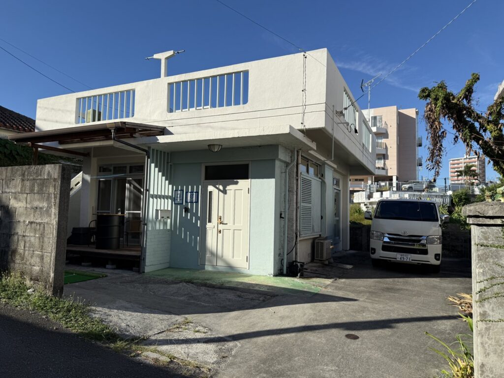 屋上が平らな、沖縄の鉄筋コンクリート造の建物